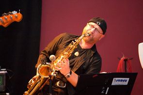 Auf der Bühne am Sax mit bShock